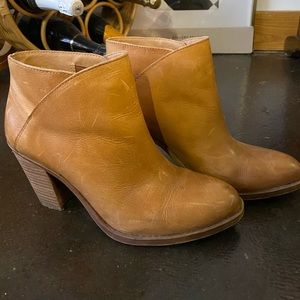 Lucky Brand eesa bootie size 8 - color cashew